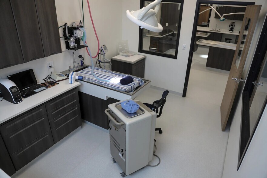 More Photos Of 2020 N Kelly Ave, Edmond Veterinarian Kennel For Sale