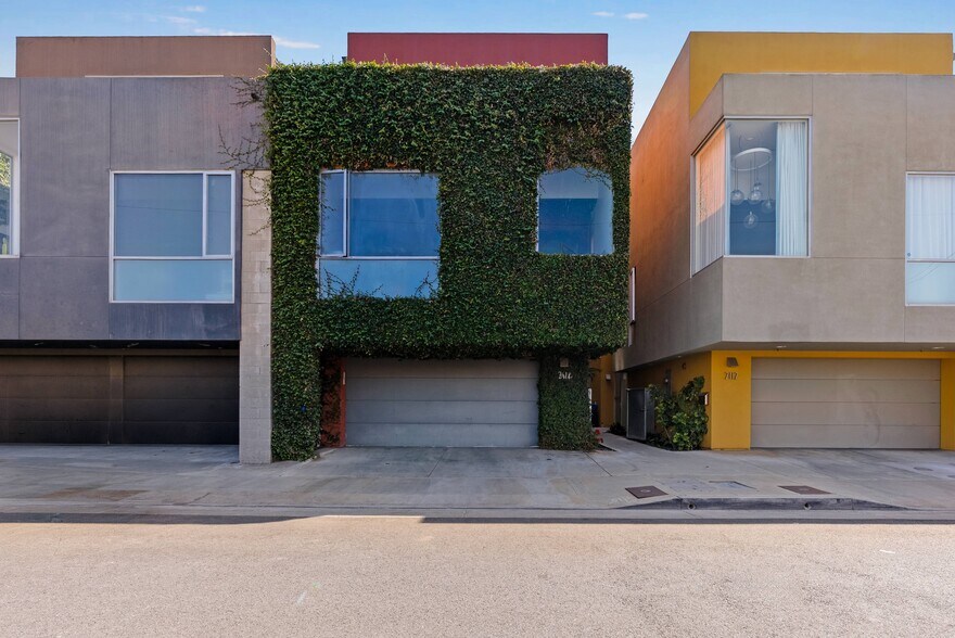 More Photos Of 2114 Narcissus Ct, Venice Office For Lease