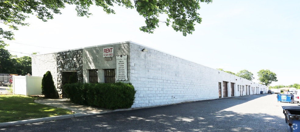 More Photos Of 261 Suburban Ave, Deer Park Warehouse For Lease