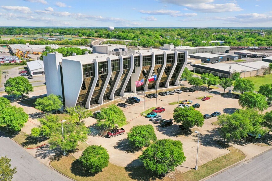 More Photos Of 1800 Teague Dr, Sherman Office For Sale