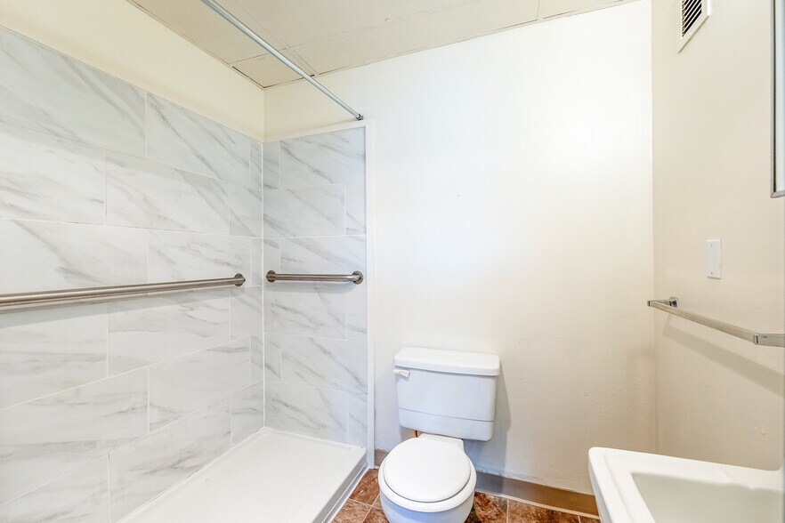 More Photos Of 803-815 SE Stephens St, Roseburg Multifamily For Sale