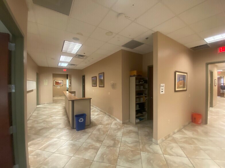 More Photos Of 6677 W Thunderbird Rd, Glendale Medical For Lease