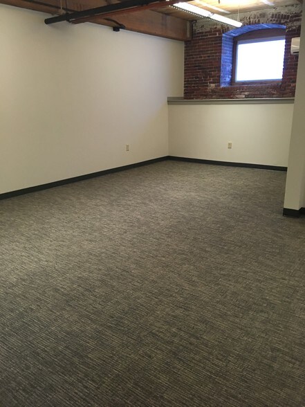 More Photos Of 670 N Commercial St, Manchester Apartments For Lease