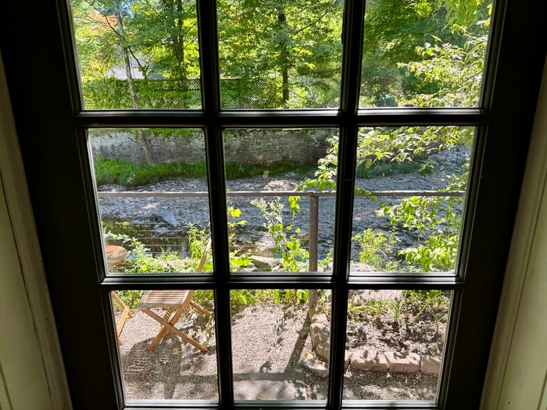 More Photos Of 104 Mill Hill Rd, Woodstock General Retail For Sale