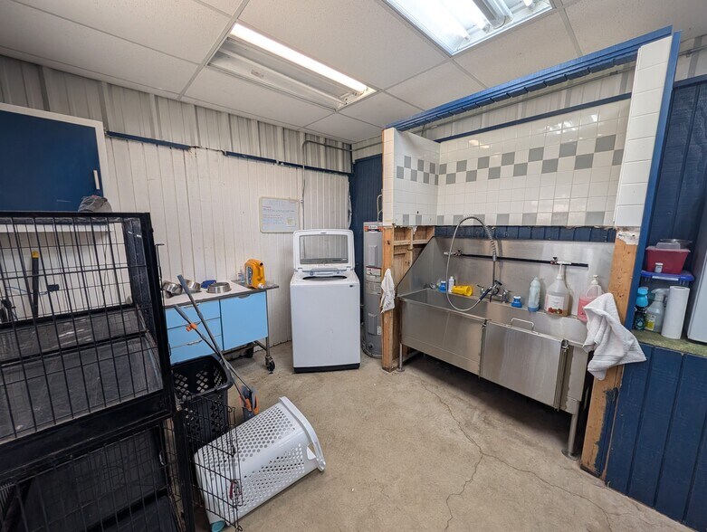 More Photos Of 843 Sundown Dr, Woodway Industrial For Lease