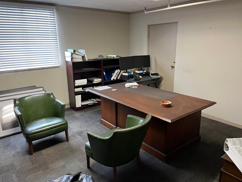 More Photos Of 20 26th St, Huntington Warehouse For Lease