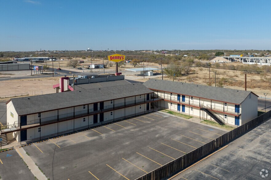 More Photos Of 1712 E 3rd St, Big Spring Apartments For Sale