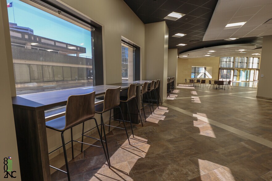More Photos Of 802 N Carancahua St, Corpus Christi Office For Lease