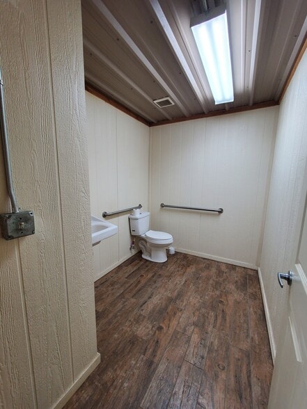 More Photos Of 11130 N Highway 75, Willis Light Distribution For Lease