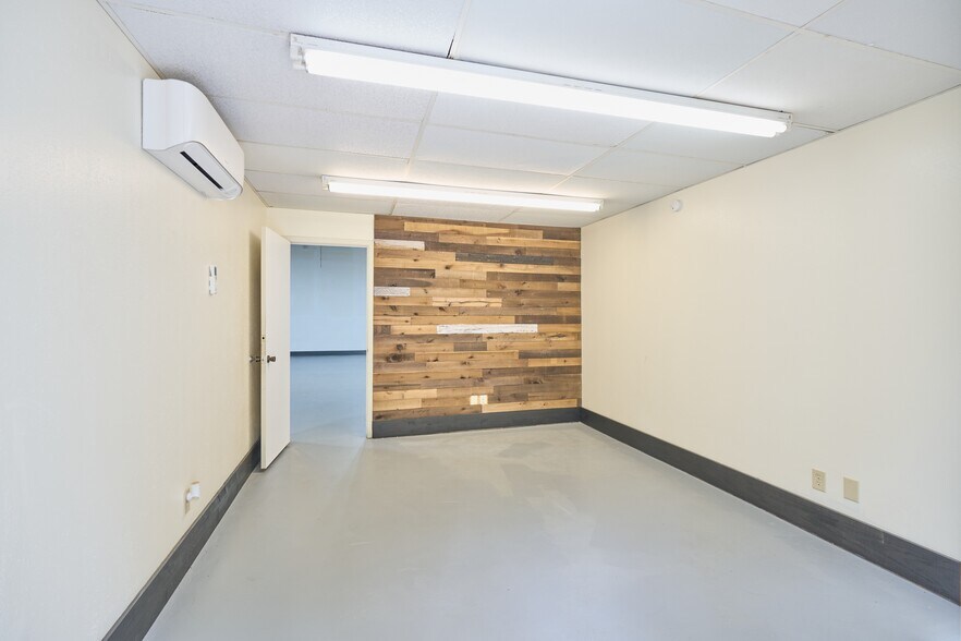 More Photos Of 1300 S Frazier St, Conroe Unknown For Lease