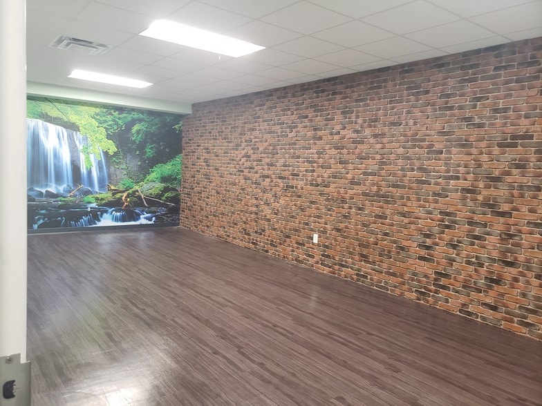 More Photos Of 547 Long Point Rd, Mount Pleasant Flex For Lease