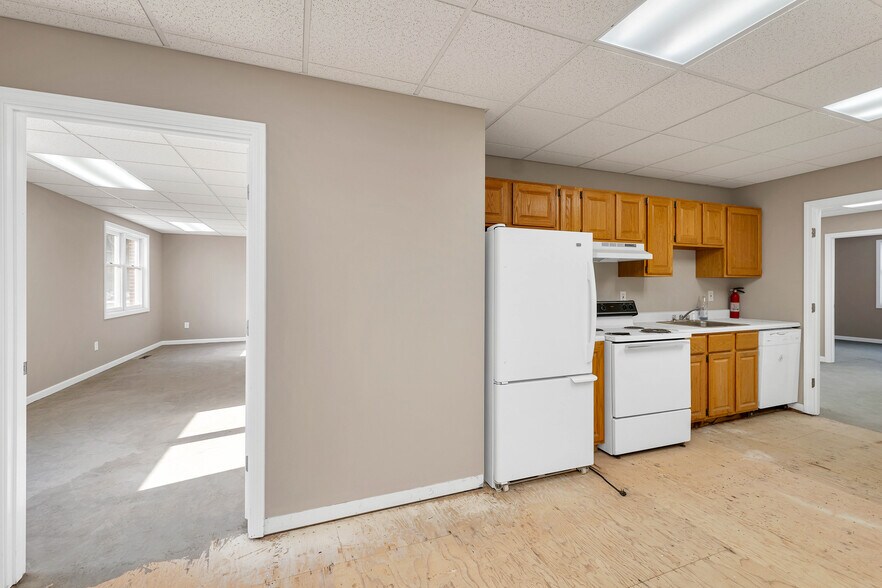 More Photos Of 5 Buttrick Rd, Londonderry Office For Lease