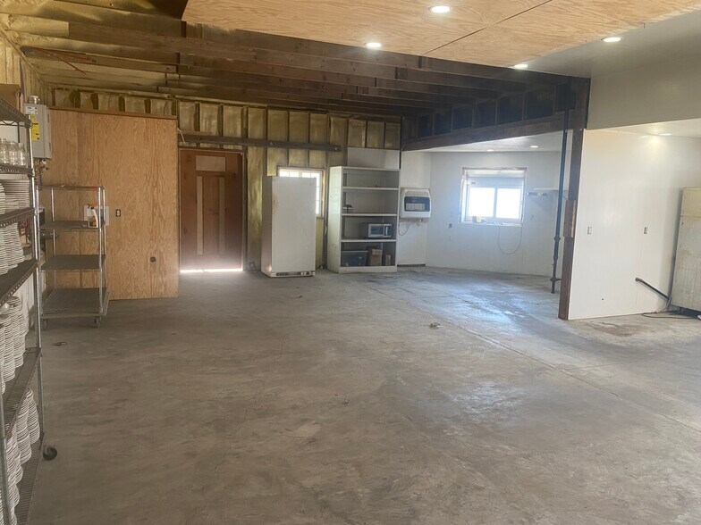 More Photos Of 100 Oregon St, Hiawatha Flex For Sale