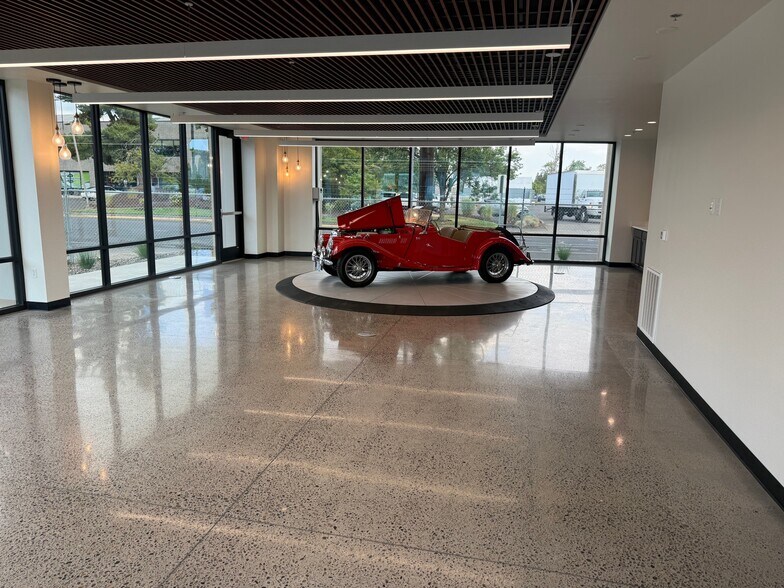 More Photos Of 125 Cap Ct, Eugene Light Distribution For Lease