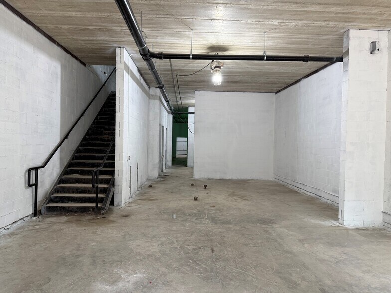 More Photos Of 1954 W Chicago Ave, Chicago Bar For Lease