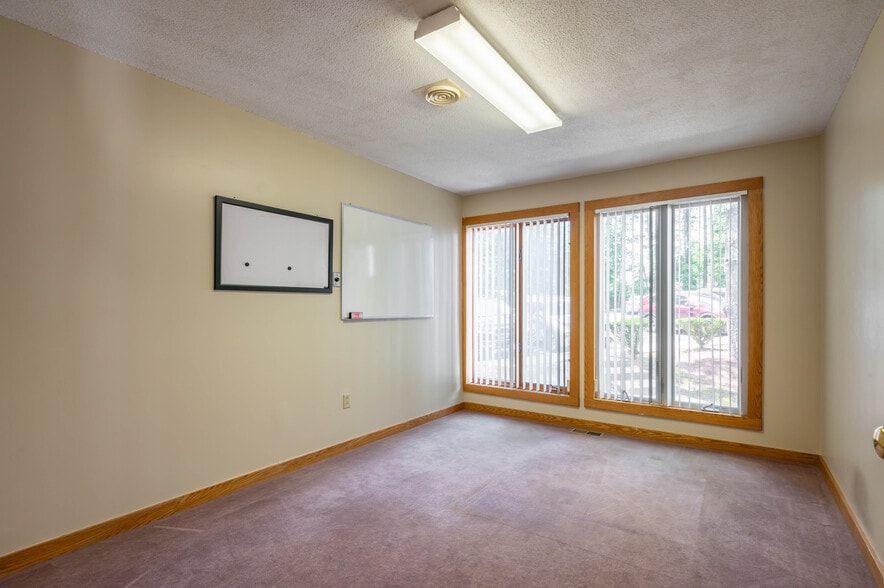 More Photos Of 74 Northeastern Blvd, Nashua Medical For Sale
