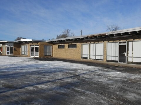 More Photos Of 1610-1616 Rockingham Rd, Davenport Storefront For Lease