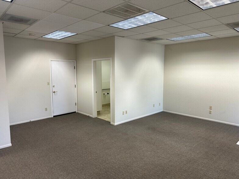 More Photos Of 825-865 S Frankwood Ave, Reedley Office For Lease