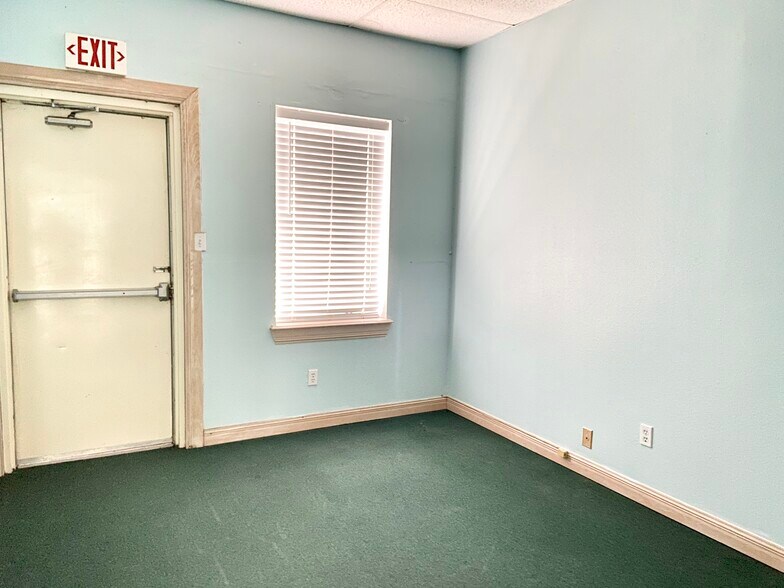 More Photos Of 3102 E Business 83, Weslaco Office For Lease