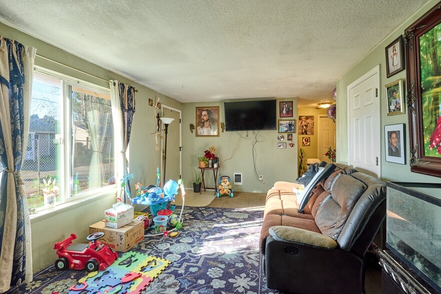 More Photos Of 880 N Pershing St, Mount Angel Apartments For Sale