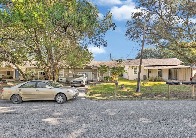 More Photos Of 404 W 3rd St, League City Manufactured Housing Mobile Home Park For Sale