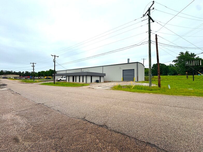 More Photos Of 6031 Fm 2767, Tyler Warehouse For Lease