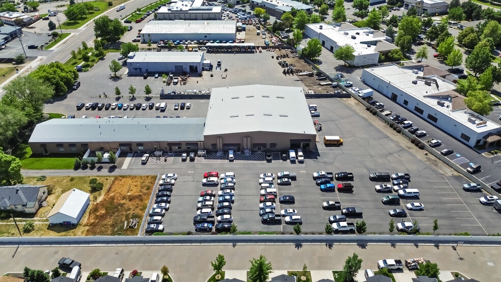 More Photos Of 1345 E State St, Eagle Warehouse For Lease