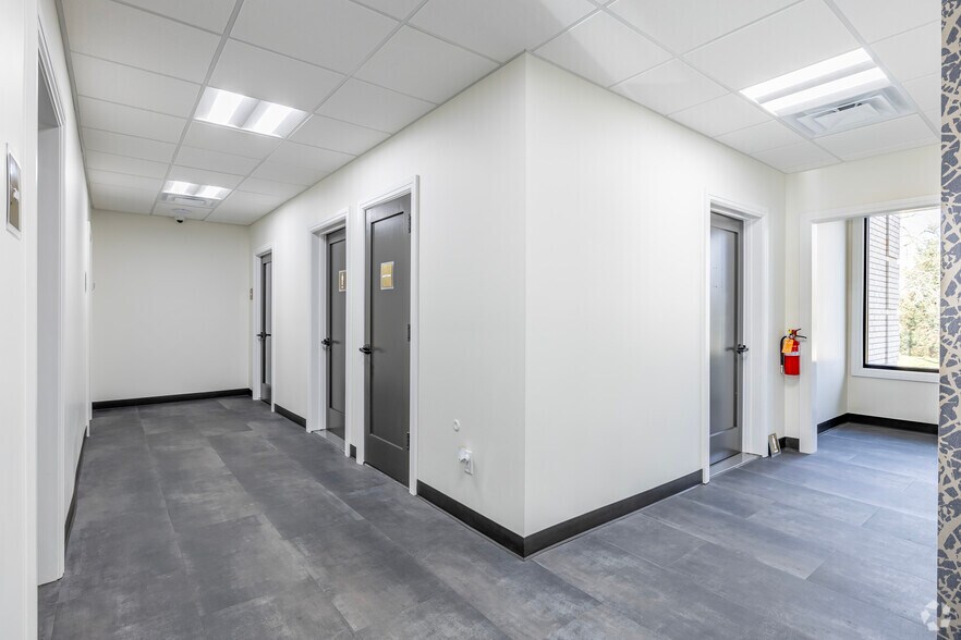 More Photos Of 811 Oakwood Dr, Rochester Medical For Lease