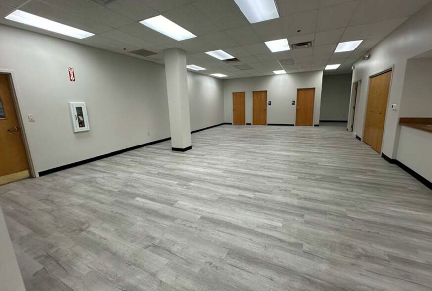 More Photos Of 1330 Kemper Meadow Dr, Cincinnati Light Manufacturing For Sale