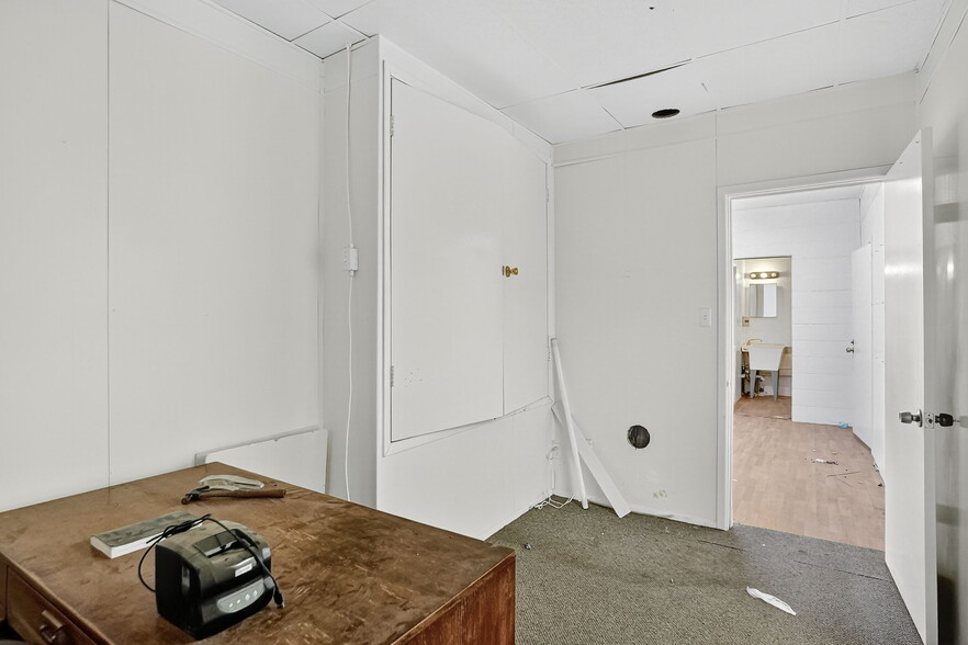 More Photos Of 2201 E 8th St, Odessa Office For Sale