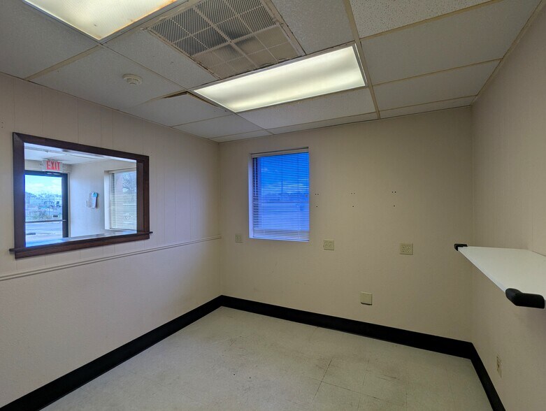 More Photos Of 2440 W Cardinal Dr, Beaumont Warehouse For Lease