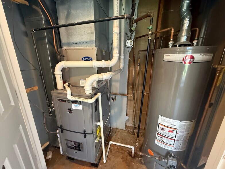 More Photos Of 806 Penny Ave, East Dundee Storefront Retail Office For Lease