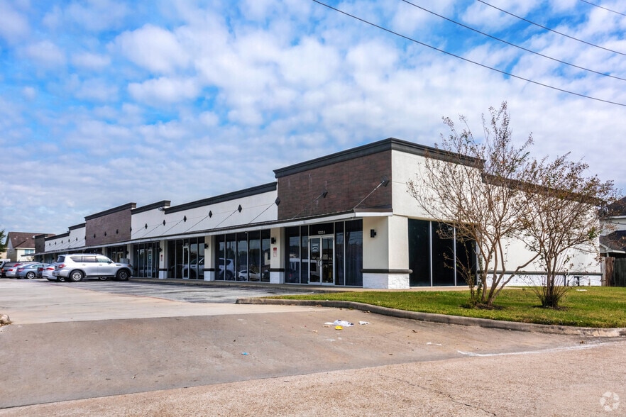 More Photos Of 11212 Perry Rd, Houston Storefront Retail Office For Lease