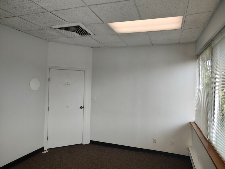 More Photos Of 240 Plandome Rd, Manhasset Office For Lease