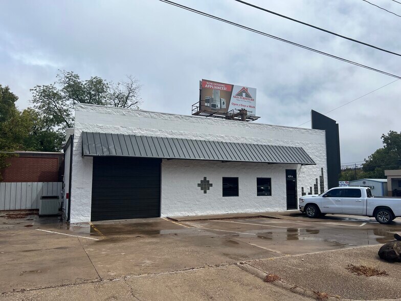 More Photos Of 424 W Henderson St, Cleburne Auto Dealership For Lease
