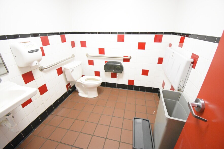 More Photos Of 253 N Bypass 35, Alvin Storefront For Lease