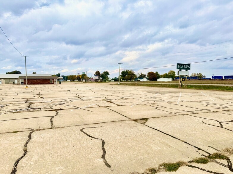 More Photos Of 881 S Walnut St, Bernie Storefront For Sale