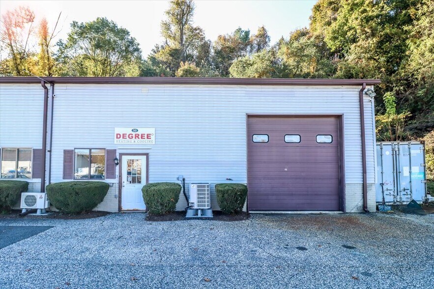 More Photos Of 50 S End Plz, New Milford Light Distribution For Sale