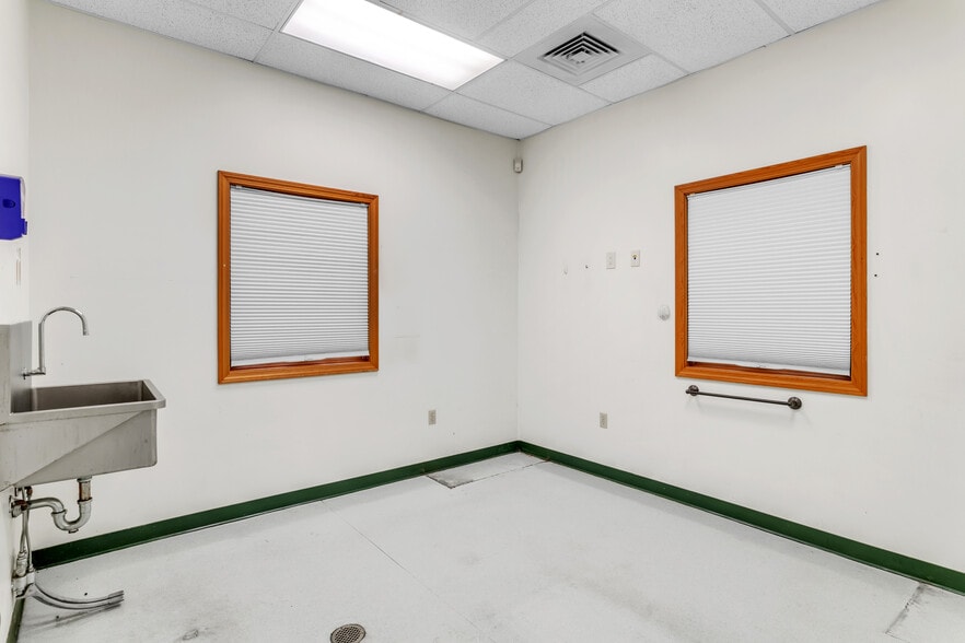 More Photos Of 1361 Memorial Dr, Chicopee Veterinarian Kennel For Sale