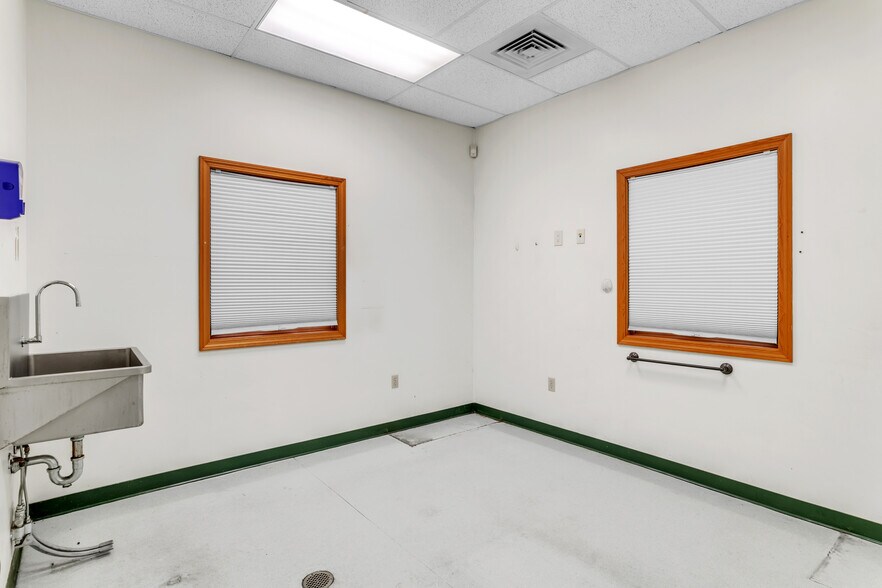 More Photos Of 1361 Memorial Dr, Chicopee Veterinarian Kennel For Lease