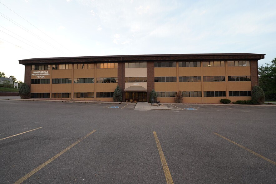 More Photos Of 6909 S Holly Cir, Centennial Office For Sale