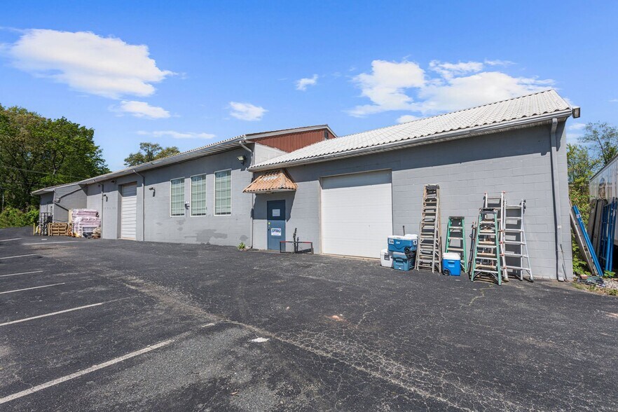 More Photos Of 1100 Batavia Farm Rd, Rosedale Warehouse For Sale