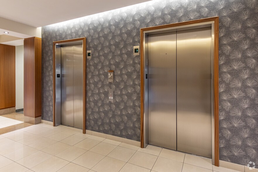 More Photos Of 7870 E Kemper Rd, Cincinnati Office For Sale