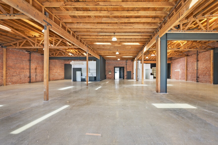 More Photos Of 601 S Fairfax Ave, Los Angeles Freestanding For Lease