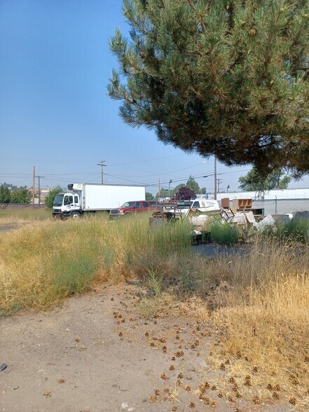 More Photos Of 419 S Broad St, Klamath Falls Light Distribution For Sale