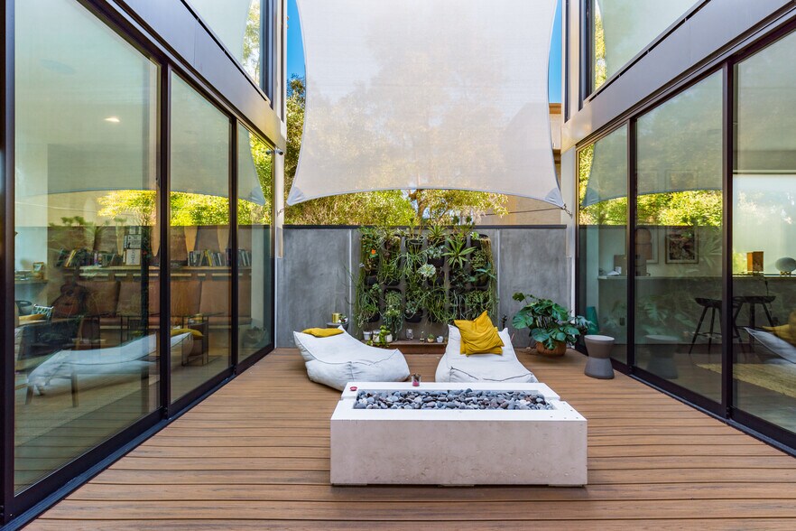 More Photos Of 2478 Penmar Ave, Venice Dormitory For Sale