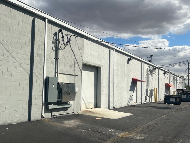 More Photos Of 1709-1715 S Memorial Dr, New Castle General Retail For Lease