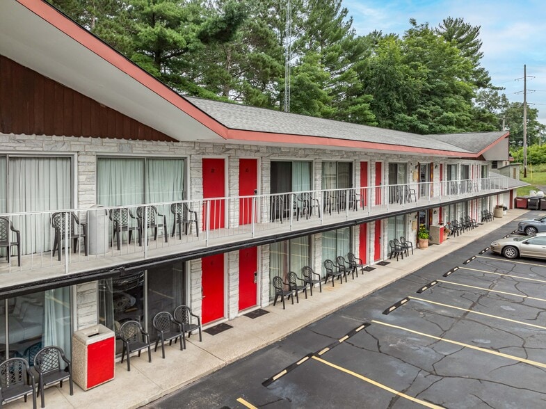 Primary Photo Of 1116 Broadway, Wisconsin Dells Hotel For Sale