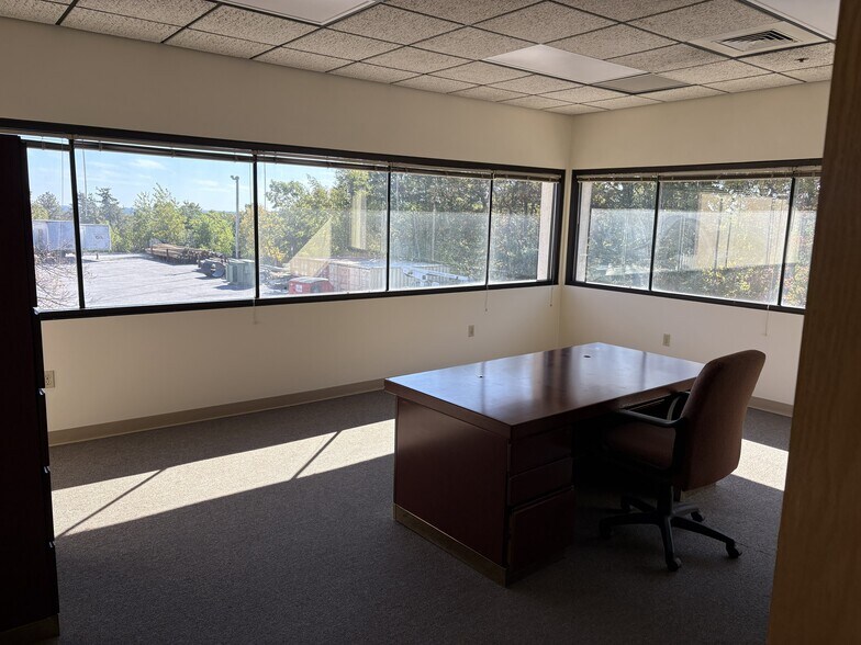 More Photos Of 117 Londonderry Tpke, Hooksett Flex For Lease