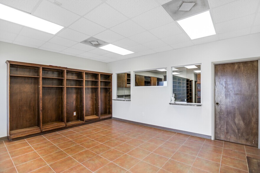 More Photos Of 802 E Expressway 83, La Joya General Retail For Sale